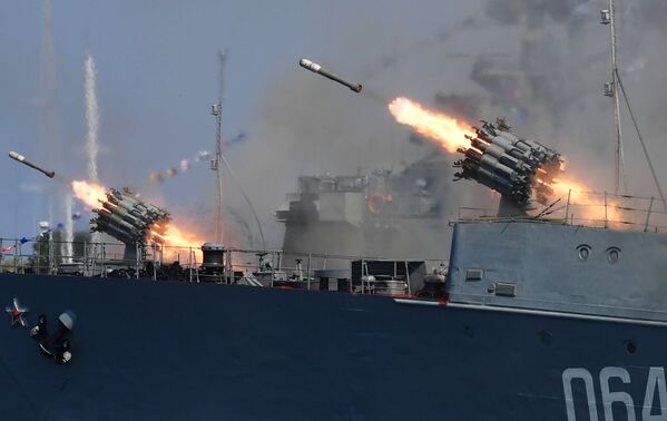 Tiros de foguetes RBU-6000 Smerch-2 disparados dos conveses de navios em honra do Dia da Marinha, em Sevastopol, Rússia - Sputnik Brasil