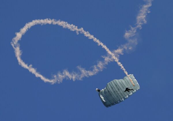 Paraquedista nas celebrações do Dia da Marinha russa em Sevastopol, Rússia - Sputnik Brasil