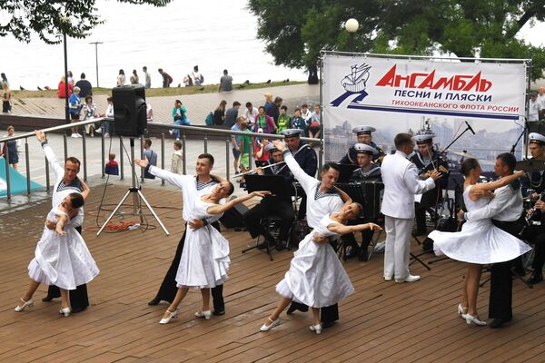 Apresentação de canto e dança durante as celebrações do Dia da Marinha russa, em Vladivostok - Sputnik Brasil