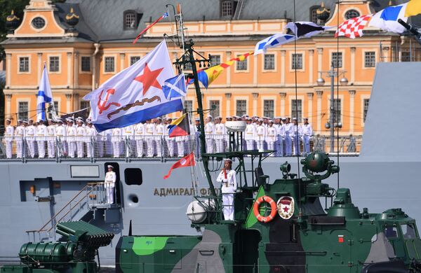 Lancha de artilharia e navio-patrulha russos durante o principal desfile naval dedicado ao Dia da Marinha russa, em São Petersburgo - Sputnik Brasil