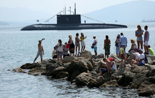 Submarino B-271 Kolpino no desfile do Dia da Marinha da Rússia, em Novorossiysk - Sputnik Brasil