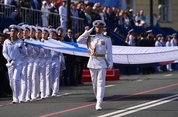 Soldados marchando durante o desfile naval dedicado ao Dia da Marinha da Rússia, em São Petersburgo - Sputnik Brasil