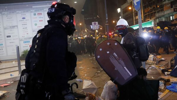 Manifestantes entram em confronto com a polícia durante protesto em Hong Kong, China, em 28 de julho de 2019 - Sputnik Brasil