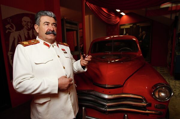 Josef Stalin ao lado do carro Pobeda na cerimônia de abertura do Museu do URSS em Moscou. A primeira série de Pobeda saiu da linha de produção em 28 de junho de 1946. - Sputnik Brasil