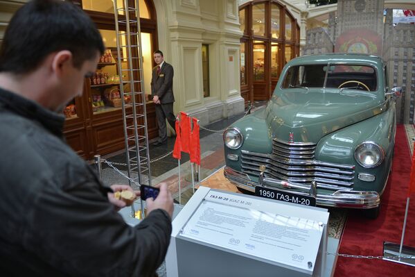 GAZ-M-20 Pobeda (1946) na abertura do salão do automóvel histórico de carros GAZ heróis do seu tempo em Moscou. - Sputnik Brasil