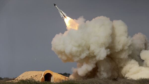 Míssil S-200 iraniano durante exercício militar em Bushehr, no Irã (foto de arquivo) - Sputnik Brasil