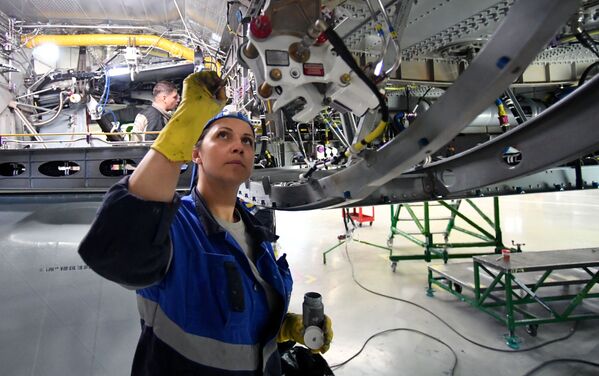 Operária na seção de montagem final de aviões Sukhoi Superjet 100 na fábrica Yury Gagarin em Komsomolsk-no-Amur - Sputnik Brasil