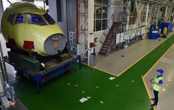 Saída do hangar de partes da fuselagem de um avião Sukhoi Superjet 100 para a oficina de montagem na fábrica Yury Gagarin em Komsomolsk-no-Amur - Sputnik Brasil