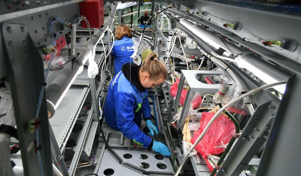 Operárias na seção de montagem final na fábrica Yury Gagarin em Komsomolsk-no-Amur - Sputnik Brasil