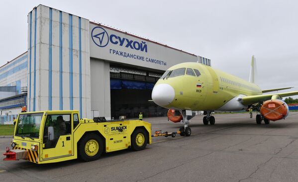 Saída do hangar de um avião Sukhoi Superjet 100 para realizar testes na fábrica Yury Gagarin em Komsomolsk-no-Amur - Sputnik Brasil