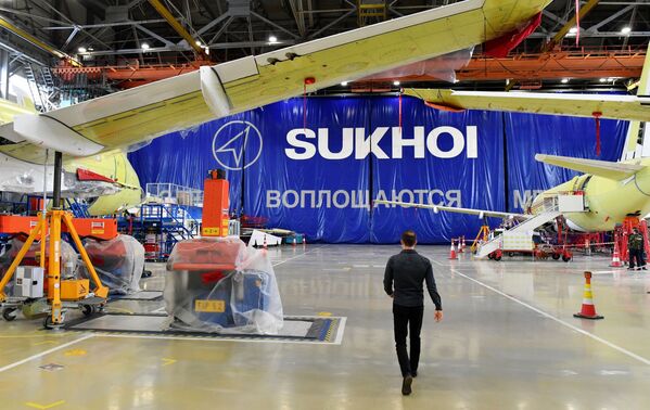 Aviões Sukhoi Superjet 100 na seção de montagem final de aviões Sukhoi Superjet 100 na fábrica Yury Gagarin em Komsomolsk-no-Amur - Sputnik Brasil