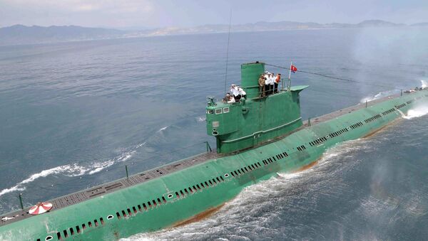 Líder norte-coreano Kim Jong-un inspeciona submarino - Sputnik Brasil