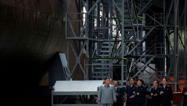 Kim Jong-un inspeciona novo submarino em local desconhecido em 23 de julho de 2019 - Sputnik Brasil