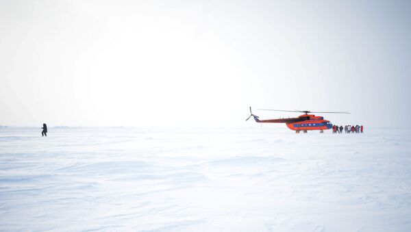 Helicóptero na estação polar russa - Sputnik Brasil