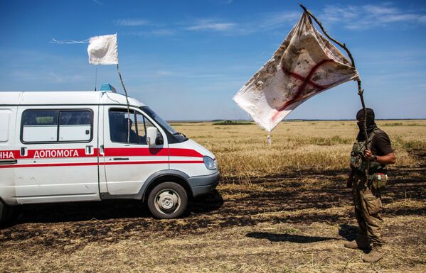 Militar ucraniano com bandeira branca durante a entrega de corpos em território neutro perto do povoado de Dibrovo, na região de Donetsk  - Sputnik Brasil