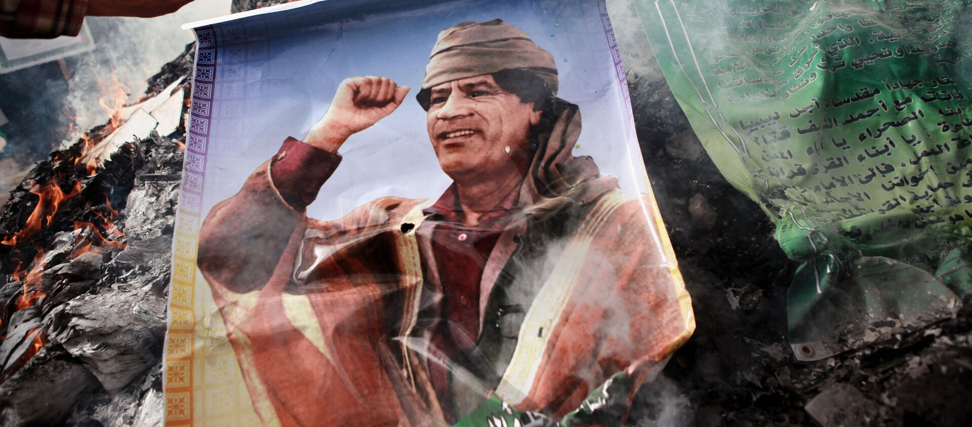 Moradores de Benghazi queimam retrato de Kadhafi, cartazes com citações dele e seu Livro Verde - Sputnik Brasil, 1920, 06.08.2019