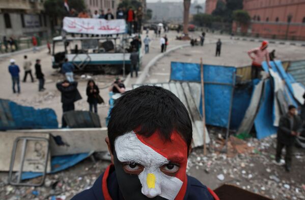 Apoiador da oposição de rosto pintado com cores da bandeira egípcia na praça Tahrir, Cairo - Sputnik Brasil