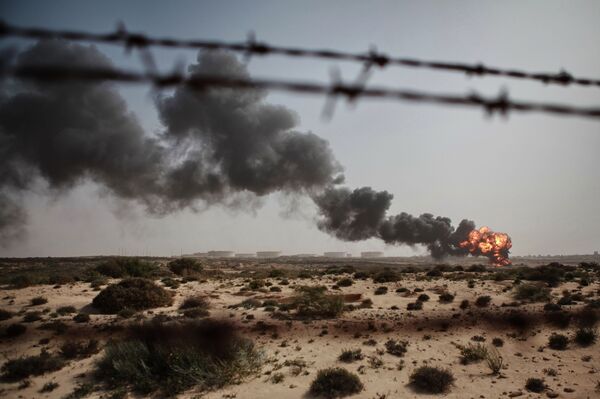 Resíduos da indústria petroleira são queimados em Brega, Líbia - Sputnik Brasil