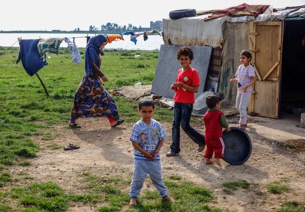 Acampamento de refugiados no norte do Líbano, perto da fronteira com a Síria  - Sputnik Brasil