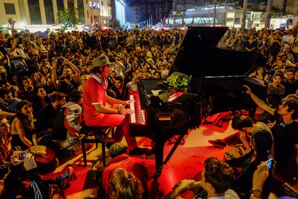 Homem toca piano para participantes de protestos na praça Taksim em Istambul - Sputnik Brasil