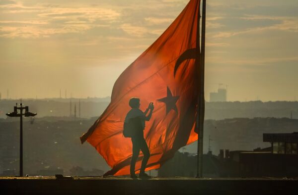 Bandeira turca na praça Taksim, Turquia - Sputnik Brasil