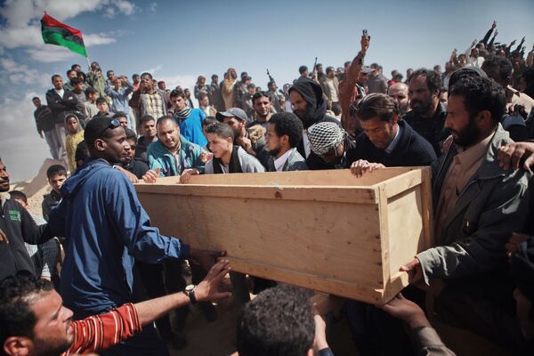Funerais de vítimas do ataque de mercenários de Kadhafi contra a cidade de Ajdabiya - Sputnik Brasil