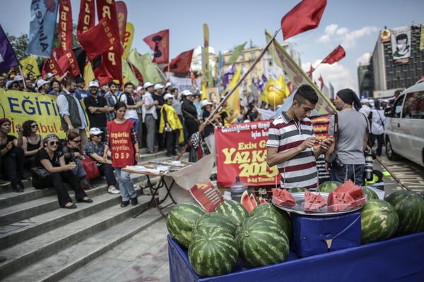 Manifestantes na praça Taksim, em Istambul - Sputnik Brasil