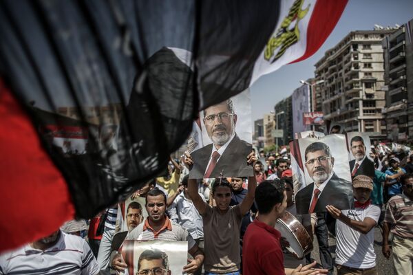 Apoiadores do presidente egípcio deposto, Mohamed Mursi, em campo de tendas no Cairo  - Sputnik Brasil