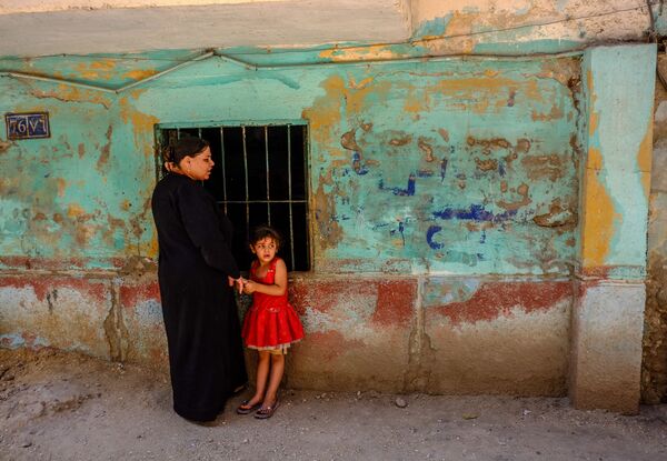 Mulher copta com criança na província egípcia de Minia - Sputnik Brasil