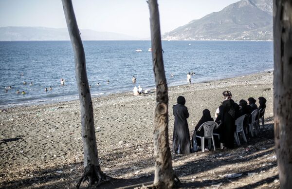 Moradores locais na praia em Latakia, Síria - Sputnik Brasil