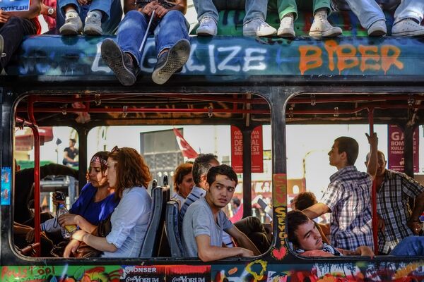 Cidadãos dentro do ônibus da revolução na praça Taksim, Istambul - Sputnik Brasil