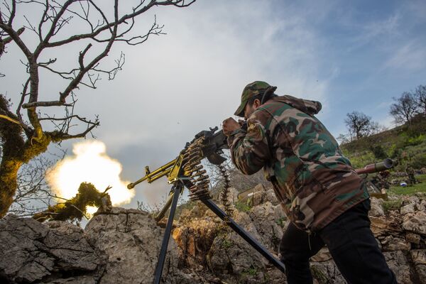 Soldado das forças governamentais sírias dispara metralhadora na cidade de Kesab - Sputnik Brasil