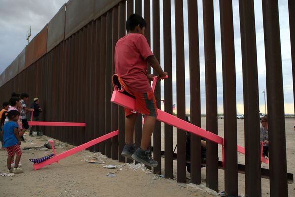 Famílias brincam na fronteira entre os EUA e o México na região de Anapra

 - Sputnik Brasil