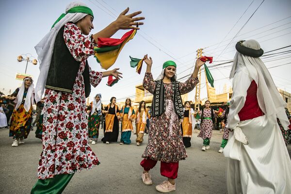 Curdos sírios vestem roupas típicas em festival de dança no nordeste da Síria
 - Sputnik Brasil