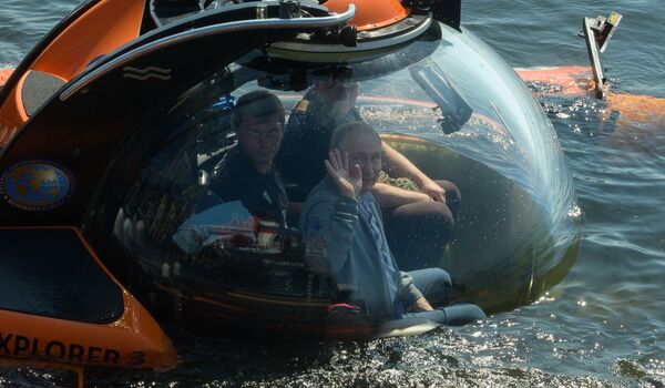 Presidente russo, Vladimir Putin, antes de inspecionar submarino afundado

 - Sputnik Brasil