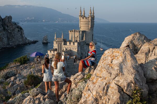 Turistas tiram fotos em frente ao castelo Ninho da Andorinha
 - Sputnik Brasil