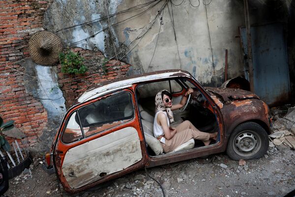 Menina tira foto em um carro antigo em área turística de Bangkok, na Tailândia
 - Sputnik Brasil