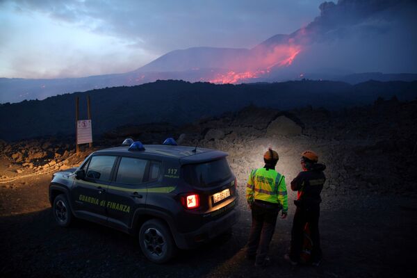 Autoridades italianas observam erupção do vulcão Etna na Sicília
 - Sputnik Brasil