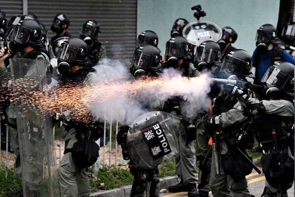 Polícia lança gás lacrimogênio durante manifestações em Hong Kong
 - Sputnik Brasil