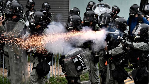 Polícia lança gás lacrimogênio durante manifestações em Hong Kong - Sputnik Brasil