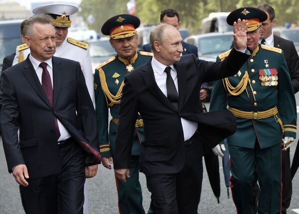 Vladimir Putin durante celebração do Dia da Marinha em São Petersburgo
 - Sputnik Brasil