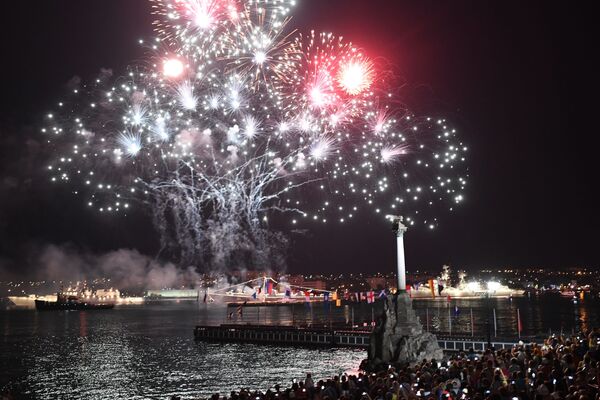 Fogo de artifício durante celebração do Dia da Marinha em Sevastopol
 - Sputnik Brasil