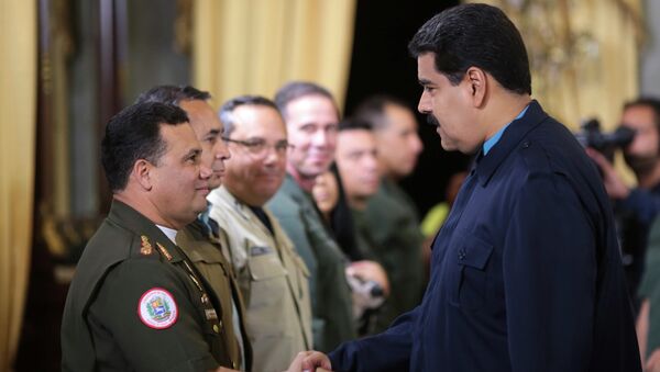 Presidente Maduro cumprimenta Gustavo Gonzalez em Caracas no dia 9 de março de 2015 - Sputnik Brasil