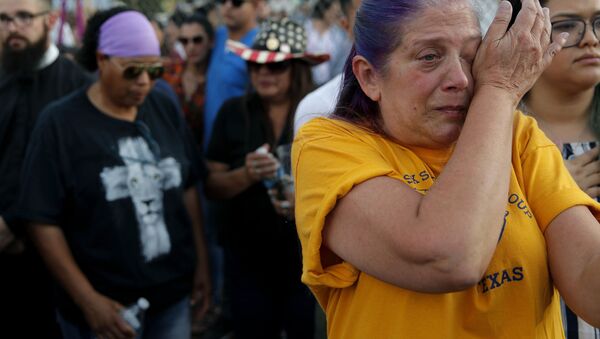 Mulher chora durante eventos em memória às vítimas do tiroteio no Texas - Sputnik Brasil