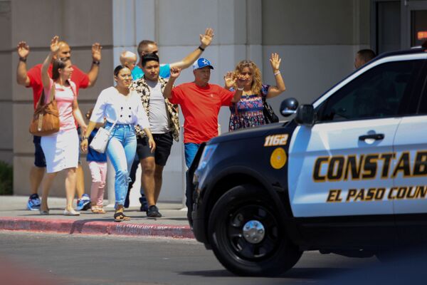 Clientes saem do shopping com as mãos para cima depois do tiroteio no Texas - Sputnik Brasil