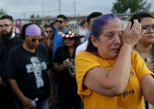 Mulher chora durante eventos em memória às vítimas do tiroteio no Texas - Sputnik Brasil