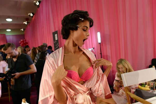Modelo do desfile da Victoria's Secret - Sputnik Brasil