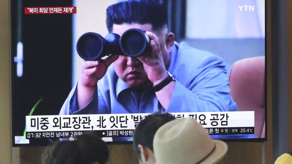 Líder da Coreia do Norte, Kim Jong-um, em um programa de notícias na televisão transmitido na Coreia do Sul  - Sputnik Brasil