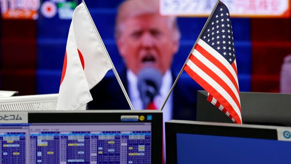Bandeiras dos EUA e do Japão em frente de monitor com o presidente Donald Trump - Sputnik Brasil