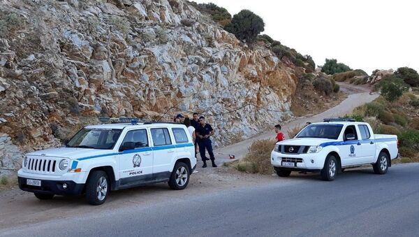 Autoridades gregas bloqueiam estrada perto do local onde foi encontrado o corpo da cientista britânica Natalie Christopher, na ilha de Icária - Sputnik Brasil